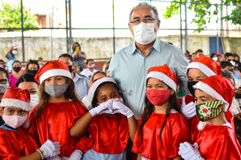 Prefeito foi recebido com a apresentação do coral dos alunos do 2o ano da escola municipal Walter Leite Caminha.