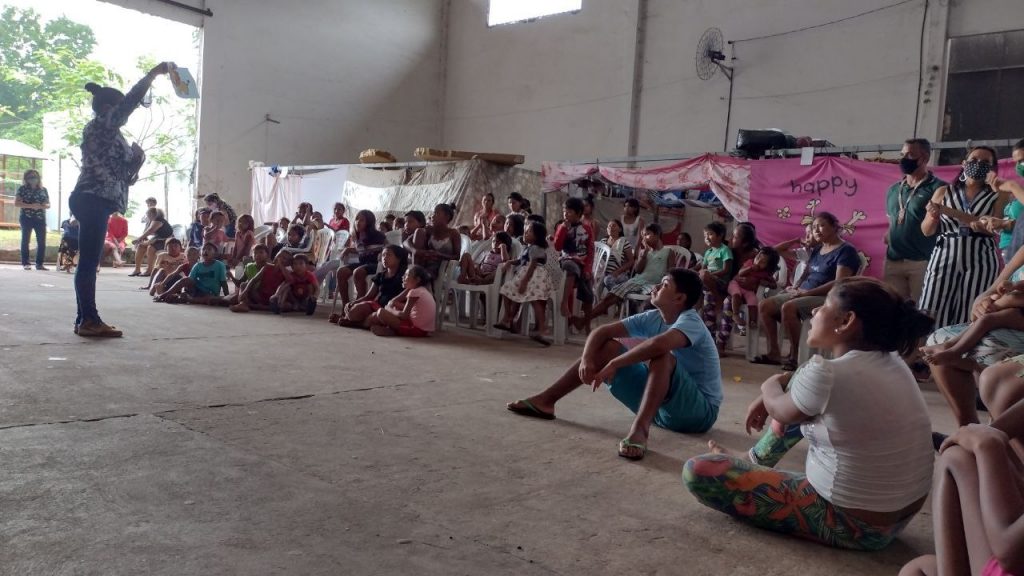 Técnico do Ceiir levaram os professores das escolas, nas quais as crianças e adolescentes Warao estão matriculados, e realizaram com os estudantes atividades como pintura, contação de estórias, colagem e brincadeiras.