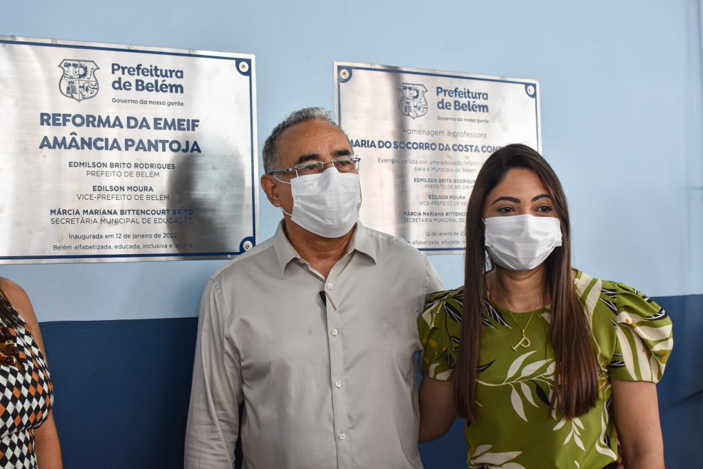 Edmilson Rodrigues e a diretora da escola Amância Pantoja, Paula Monteiro.