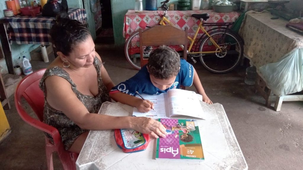 A manicure, Graciete Moura Rodrigues, 43 anos, é mãe do Cauã Gabriel Moura Rodrigues, 8 anos, estudante do 4º ano na EMEIF Professor Pedro Demo, em Outeiro.