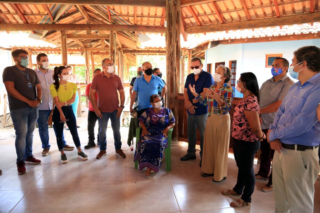 Durante a visita, o prefeito estava acompanhado da diretora geral da Semec, Araceli Ramos, e de arquitetos da Prefeitura de Belém