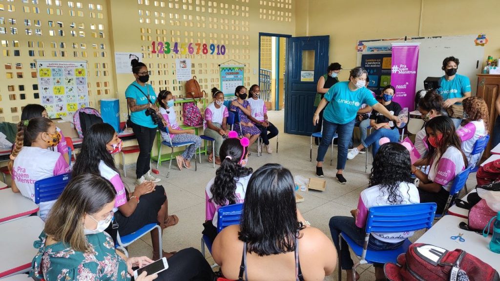 Unicef realiza roda de conversa com alunas que vão ser multiplicadoras dos cuidados para a saúde menstrual.