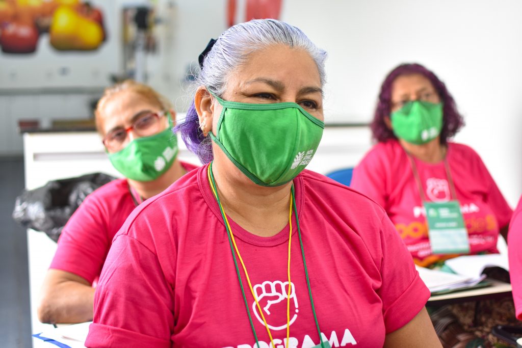 Maria José da Silva, 55 anos, é aluna do curso de processamento de frutas e produção de doces.