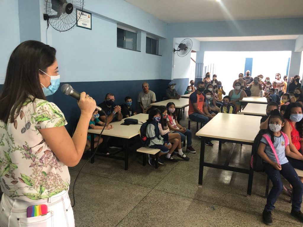 A direção da escola preparou acolhida especial na volta às aulas, com apresentação dos professores, dinâmicas de dança, poesia e interação.