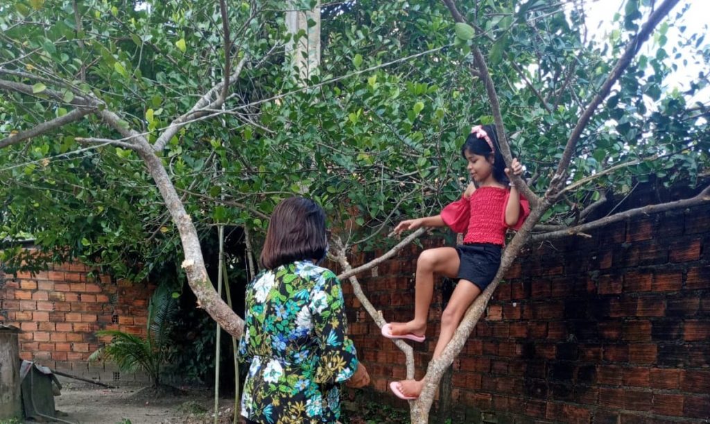 Uma das protagonistas da história, a cigarra, interpretada pela Rihanna Samai da Silva Glins, 9 anos, que agora é estudante do 4º ano. Ela tem o dom de cantar e estava muito feliz de participar do projeto.