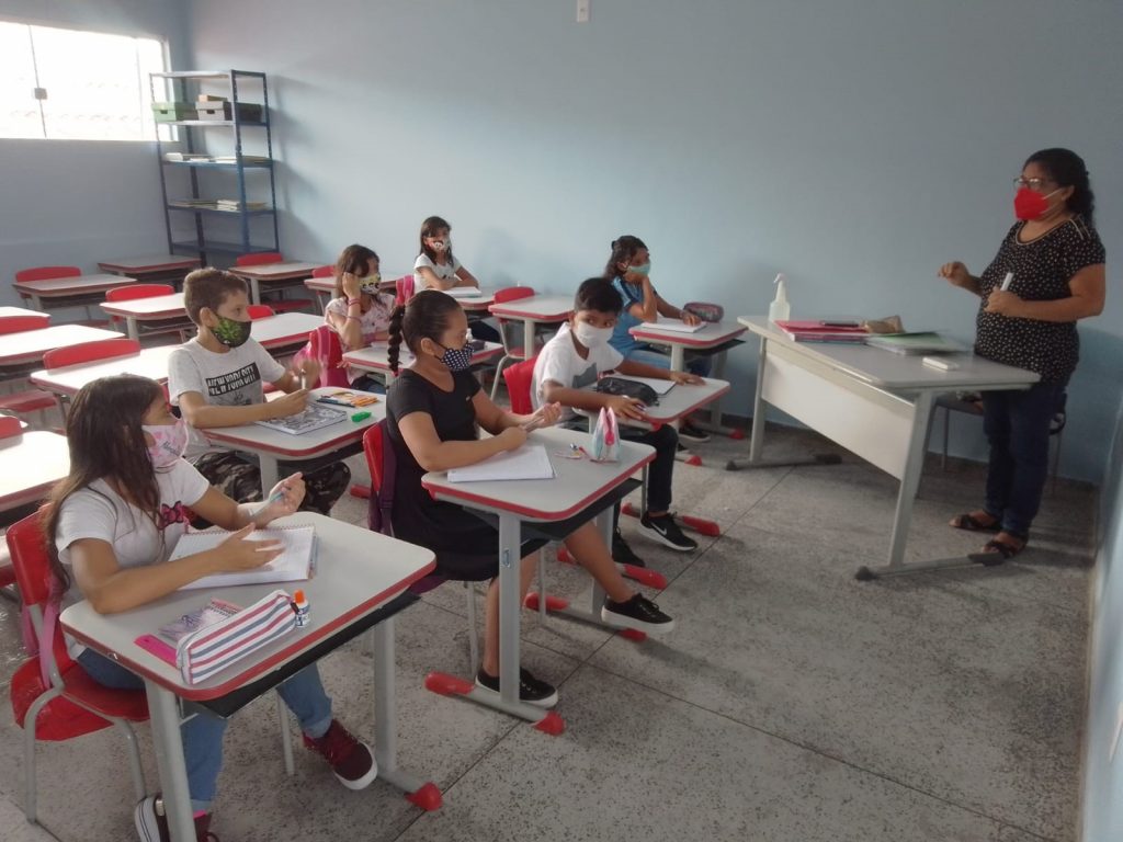 Após o acolhimento os alunos foram encaminhados às salas para a primeira aula presencial.