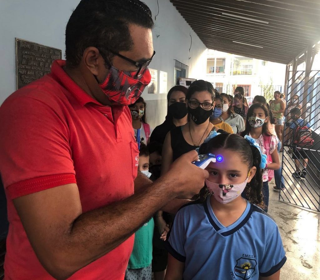 Escolas municipais de Belém seguem cuidados de biossegurança, incluindo a aferição de temperatura na entrada.