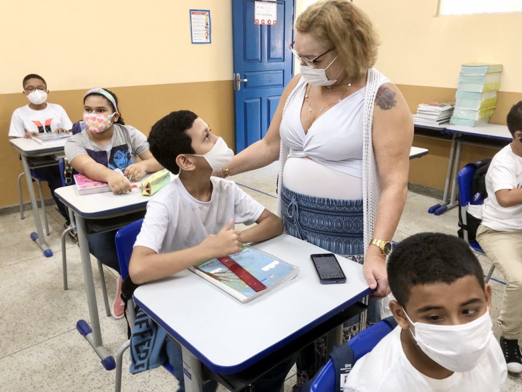 Para o início das aulas presenciais, serão cumpridos todos os protocolos de biossegurança nas escolas inclusive a exigência da carteira de vacinação.