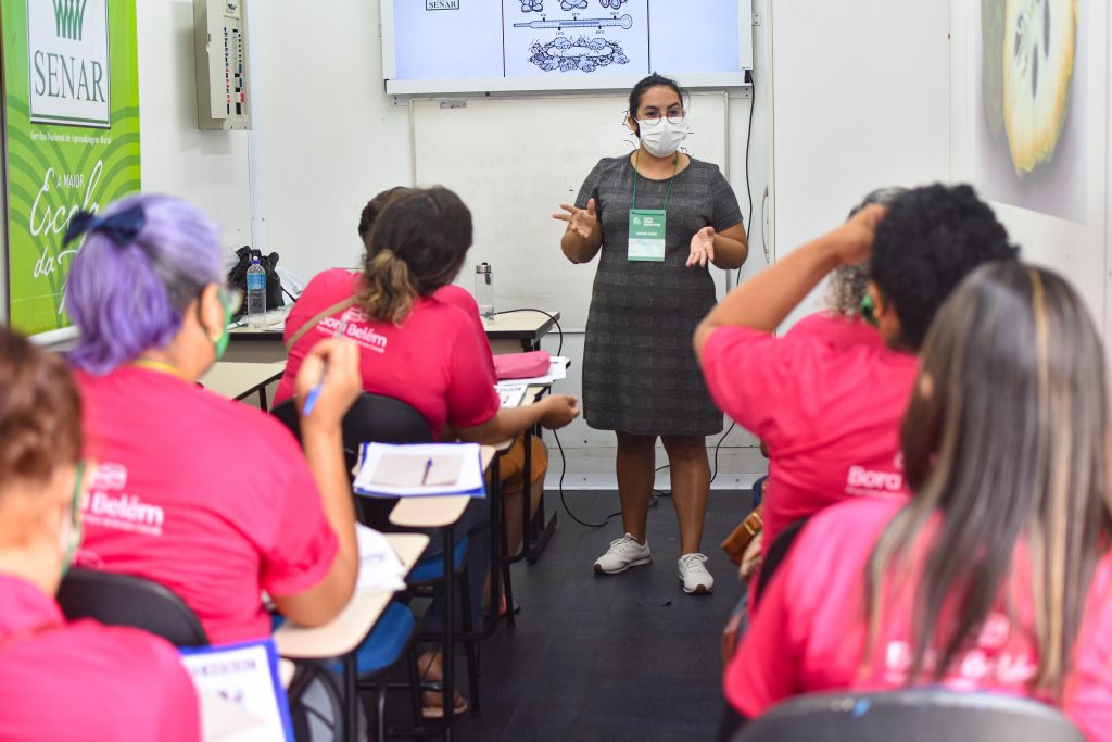 Aula teórica do curso de processamento de frutas e produção de doces, na carreta do Senar e Senai estacionada na Paróquia São João Batista e Nossa Senhora das Graças em Icoaraci.