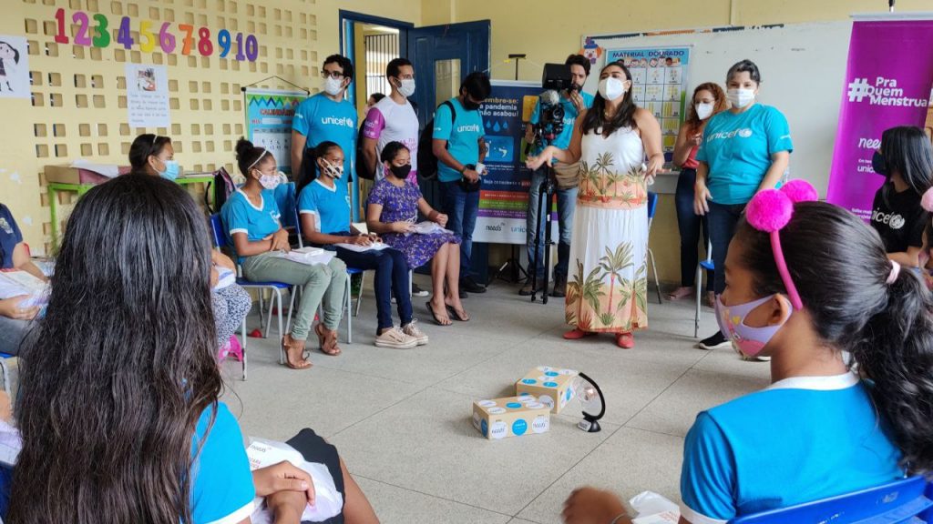 Semec por meio da Coordenação Integrada de Educação e Saúde (CINES) atuará nas escolas com a distribuição dos kits de absorventes íntimos e rodas de conversas, com psicólogos e assistentes sociais, sobre a saúde menstrual e gravidez na adolescência, com estudantes