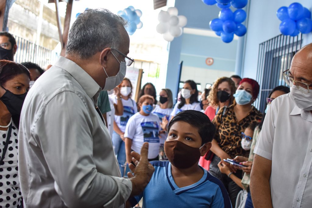 O prefeito de Belém foi recebido nesta manhã, 13, pela comunidade escolar para a entrega da reforma da escola Amância Pantoja, no bairro de Fátima.