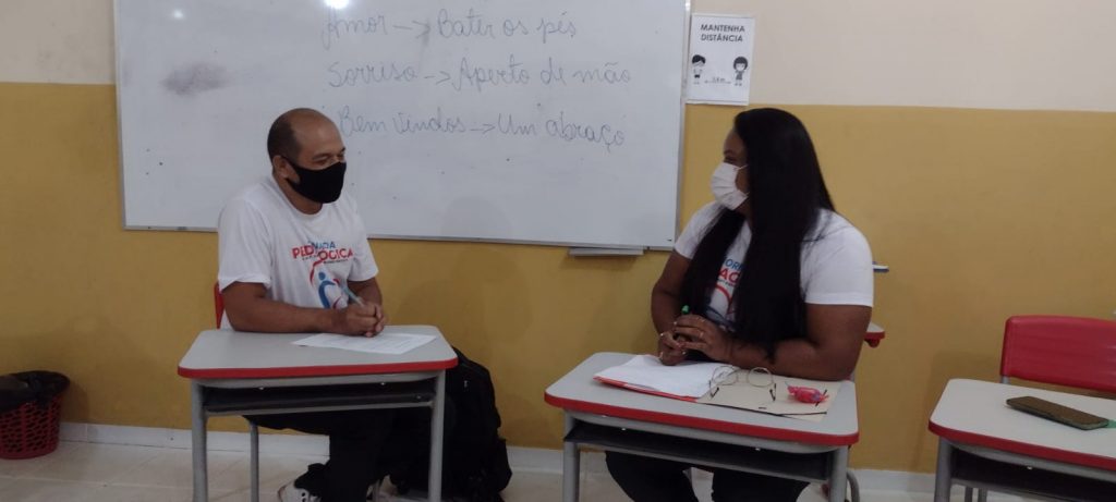 Novos professores exercem atividade de troca de experiências no primeiro dia de atuação na rede municipal de ensino