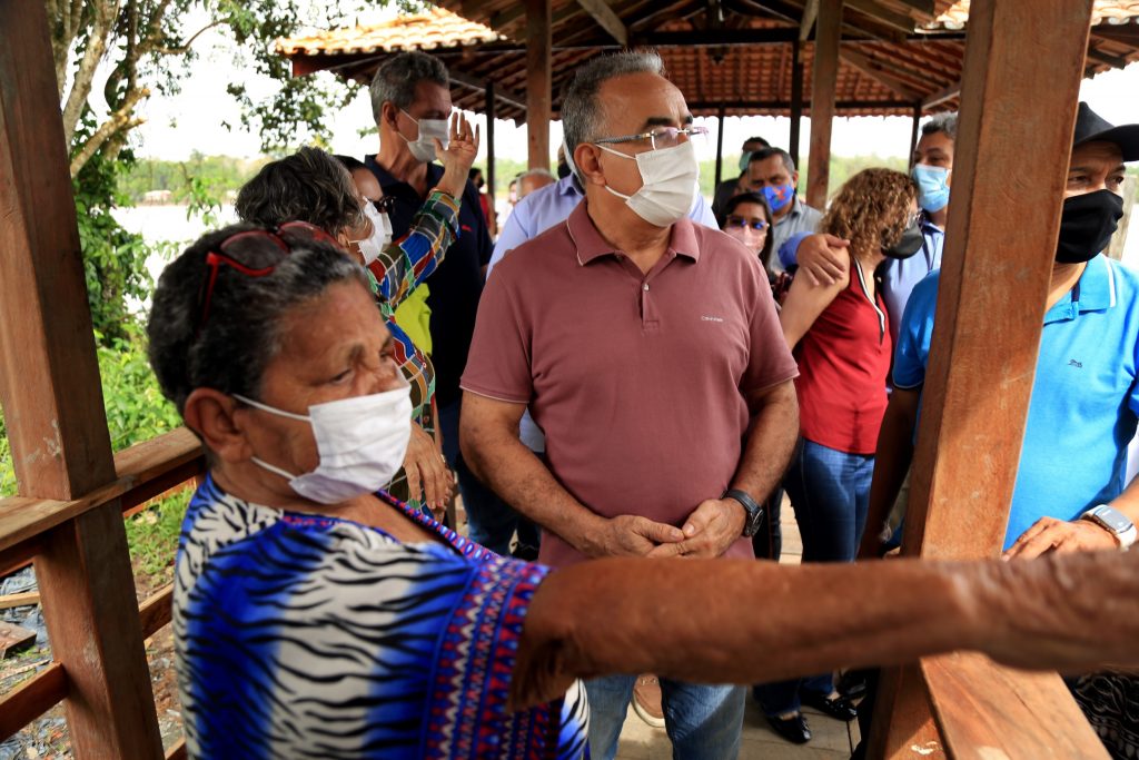 Foi dona Maria Machado quem recepcionou o prefeito de Belém, Edmilson Rodrigues, e mostrou a ele a escola em construção, durante uma visita realizada nesta terça-feira, 22.