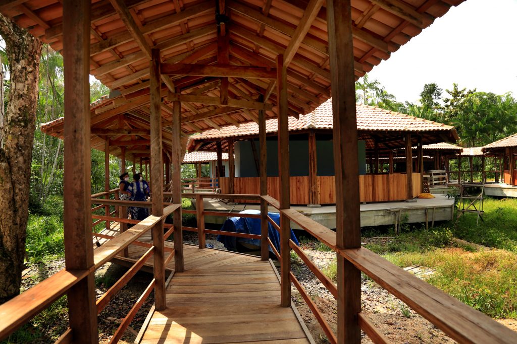 A estrutura da escola está distribuída em cinco grandes malocas, onde funcionarão salas de aula, secretaria, banheiros, refeitório e cozinha e a maloca central para espaço de recriação dos aluno