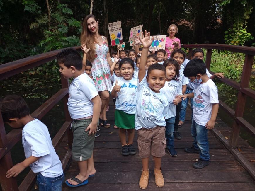 Alunos das turmas de educação infantil da Funbosque em caminhada ecológica pelas trilhas da instituição