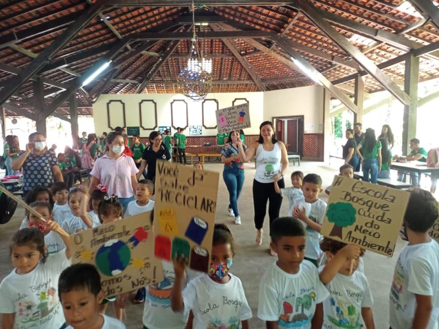 Professoras e estudantes da educação infantil da Funbosque se preparam para a caminhada ecológica na trilha da instituição de educação ambiental do município de Belém