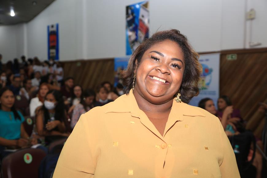 A nova servidora Sônia Feio, de 42 anos, passou para o cargo de técnica-pedagógica e já está atuando na Escola Municipal Canto do Uirapuru.