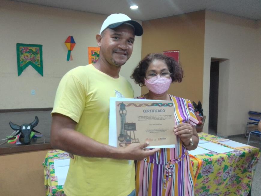 Michel Gomes Feliz, de 41anos, junto com a esposa, sonha agora com um trabalho digno.