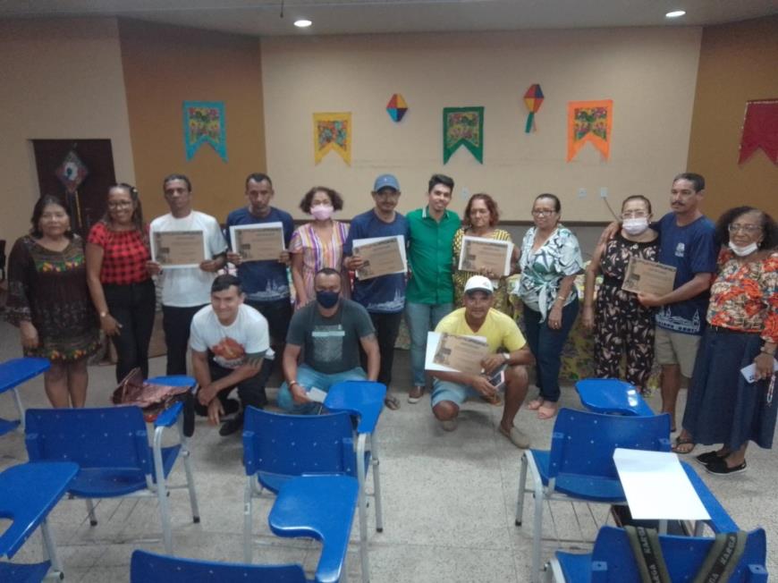 estudantes da Escola Municipal Alfredo Chaves recebem certificados de participação na Oficina de Reciclagem “Peso de Porta”, realizada pela Semec.