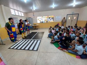 Estudantes aprendem na prática regras de trânsito na cidade 'Nazaré
