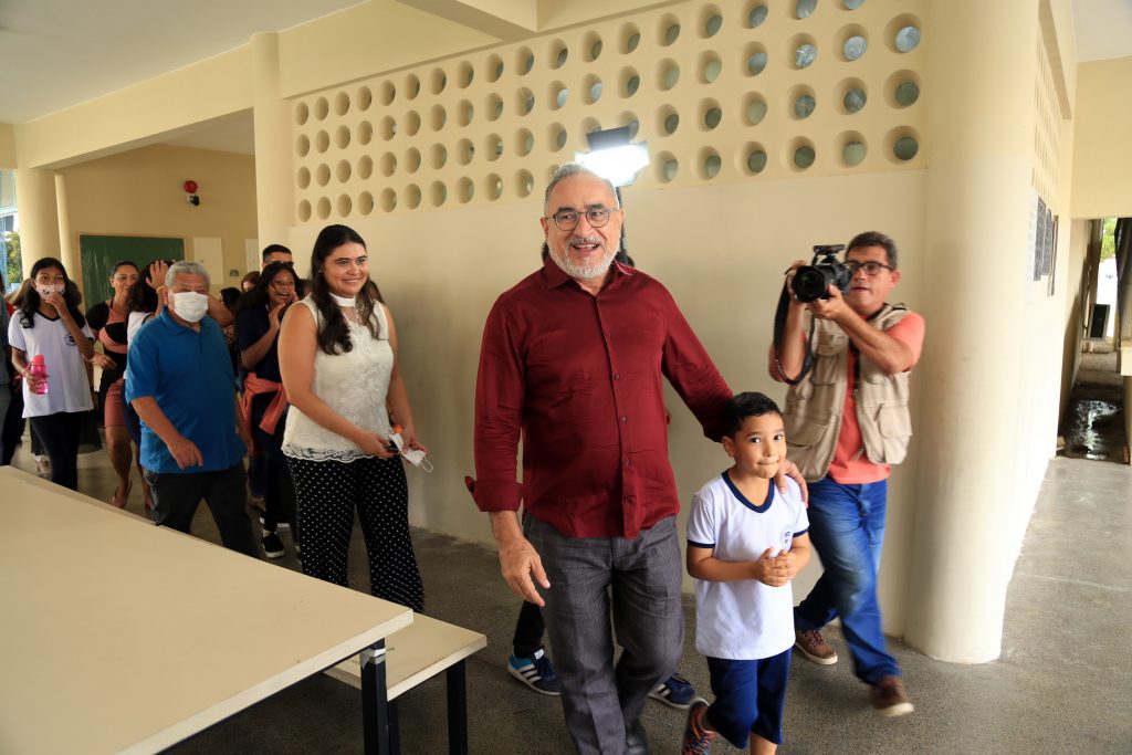 Prefeito Edmilson Rodrigues na visita às obras da escola Benvinda de França Messias, em São Brás