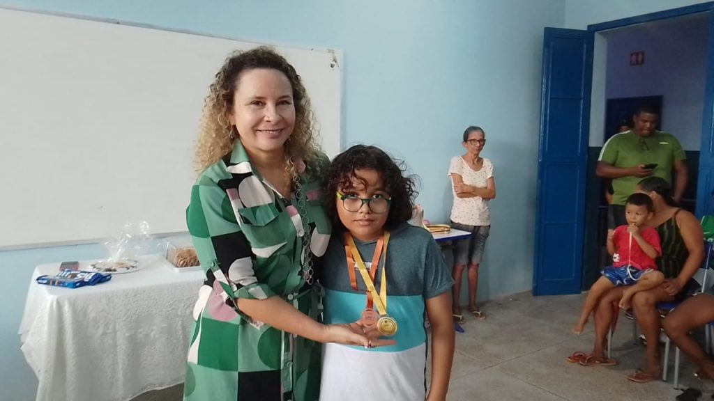 O pequeno Mateus Sousa da Silva, do 5º ano, obteve nota 9, ganhou a medalha de bronze, e agora faz parte do grupo de pesquisa para se preparar para a competição de 2023.