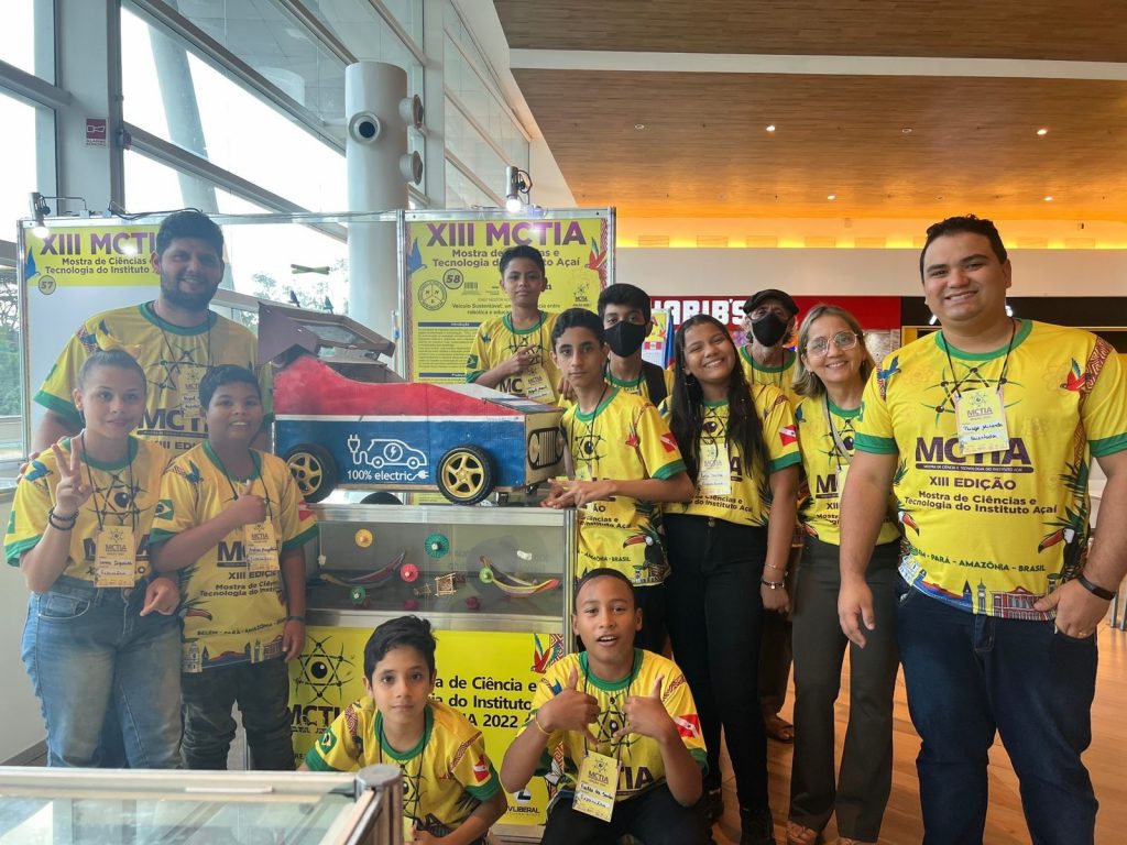 Robô Nonatinho e a equipe de robótica campeã em mostra de Ciências e Tecnologia com seus professores e orientadores do projeto