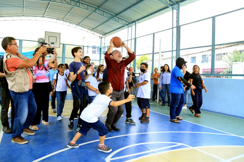 O prefeito de Belém, Edmilson Rodrigues, joga basquete com alunos da escola Benvinda de França Messias, na Terra Firme: totalmente recuperada, a nova escola será entregue nos próximos dias