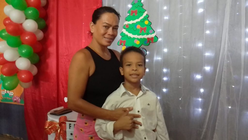 Thiago Matheus Cunha Galvão, 8 anos, estudante do 2° ano e a mãe, Roseane Cunha Galvão, 40 anos, dona de casa.