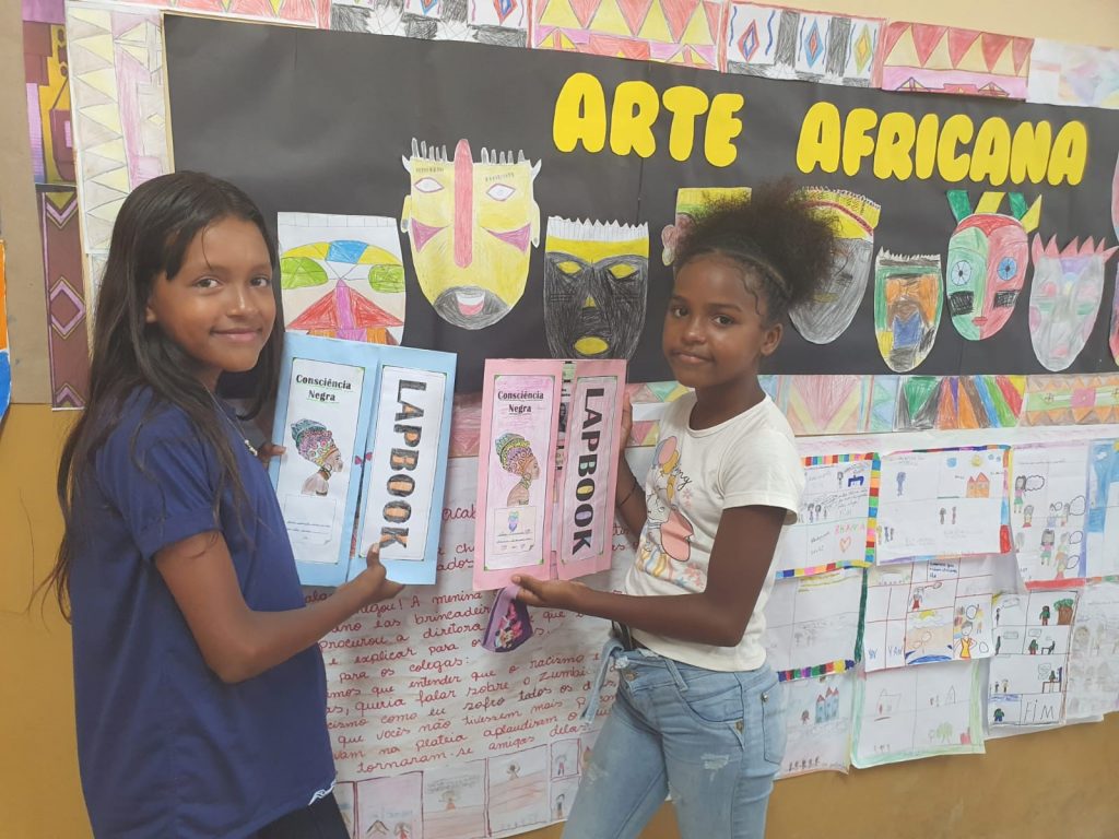 Resultado de oficinas nas escolas municipais sobre história e cultura afro-brasileira.