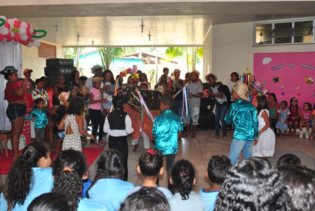 A escola promoveu o encontro de dois bois brincantes do Acará (Revolvido – Quilombo Guarajá-Miri) e de Mosqueiro (Flor da Infância-Quilombo Sucurijuquara)