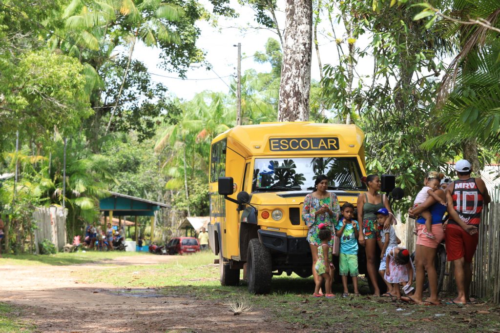 A Prefeitura de Belém disponibiliza veículos rodoviários e embarcações para transporte dos estudantes da Emec Maria Clemildes, localizada em comunidade ribeirinha