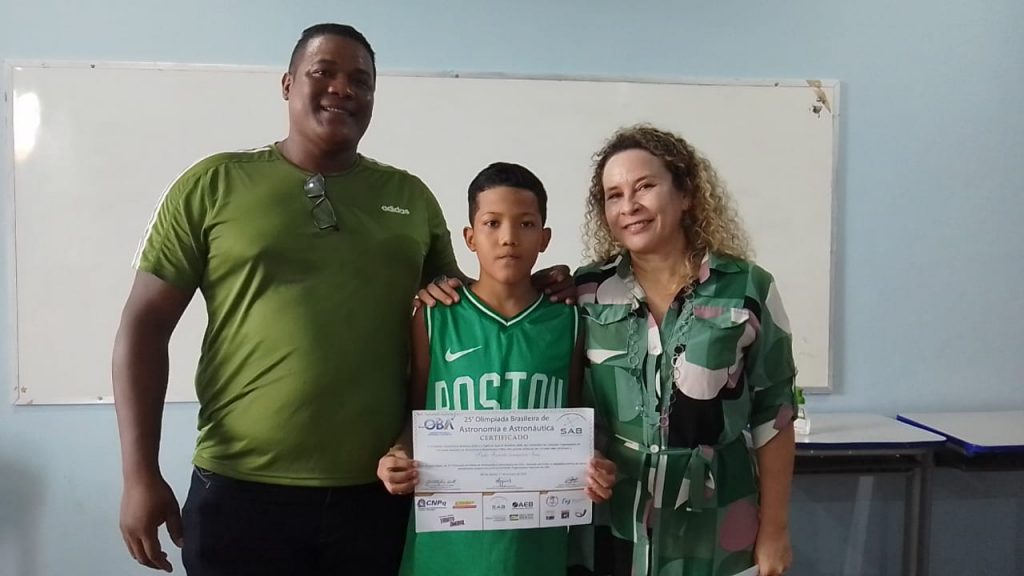 Pai do aluno Paulo Ricardo, do 5º ano, o vigilante Dyego Sena era só orgulho na cerimônia de premiação.