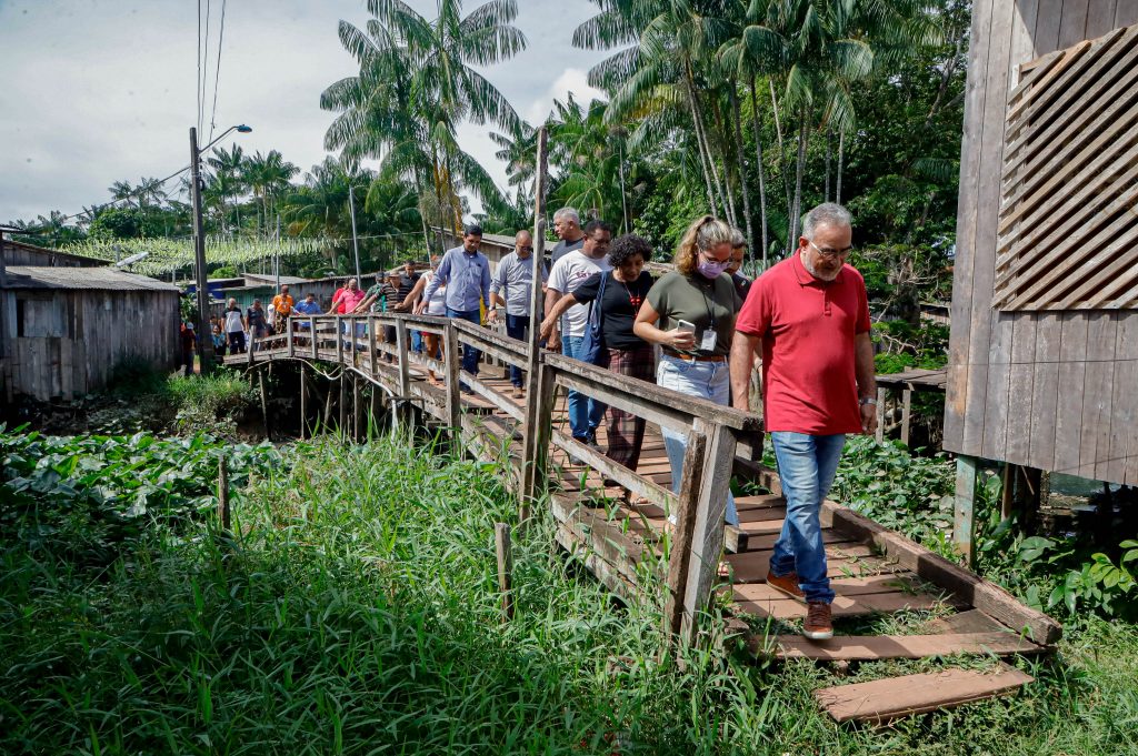 Prefeito Edmilson Rodrigues em visita à área do Mata Fome. Recursos para investimento em melhorias no local estão garantidos no Programa de Macrodrenagem da Bacia Hidrográfica do Mata Fome (Prommaf).