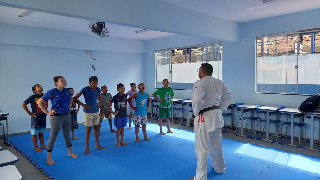 Karatê, basquete, xadrez e banda marcial são algumas das atividades disponíveis para alunos da escola Nestor Nonato.