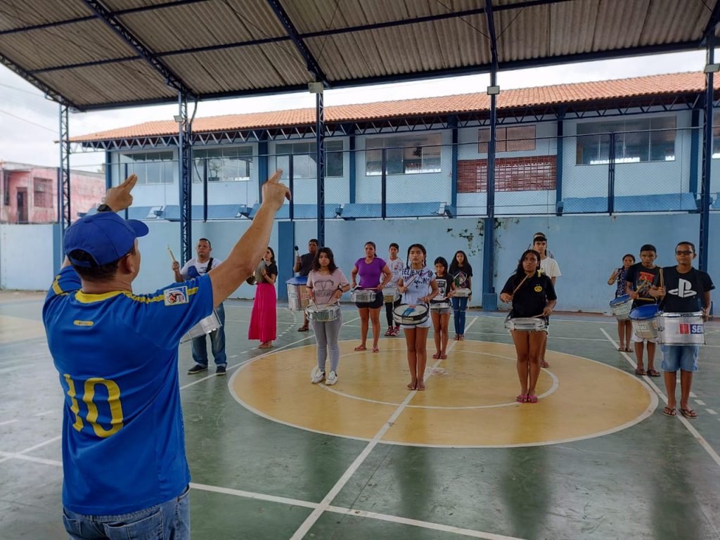 Douglas Bandeira, maestro da orquestra Brilho Celeste da Igreja Assembleia de Deus, na Terra Firme, ensina os estudantes a tocar diversos instrumentos musicais