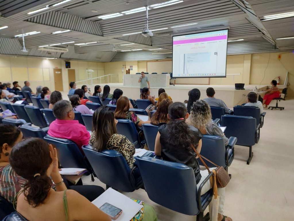 O curso de Gestão Escolar não apenas capacita sobre questões práticas sobre o dia a dia da gestão nas escolas, como abre horizontes sobre a educação pública de forma integral