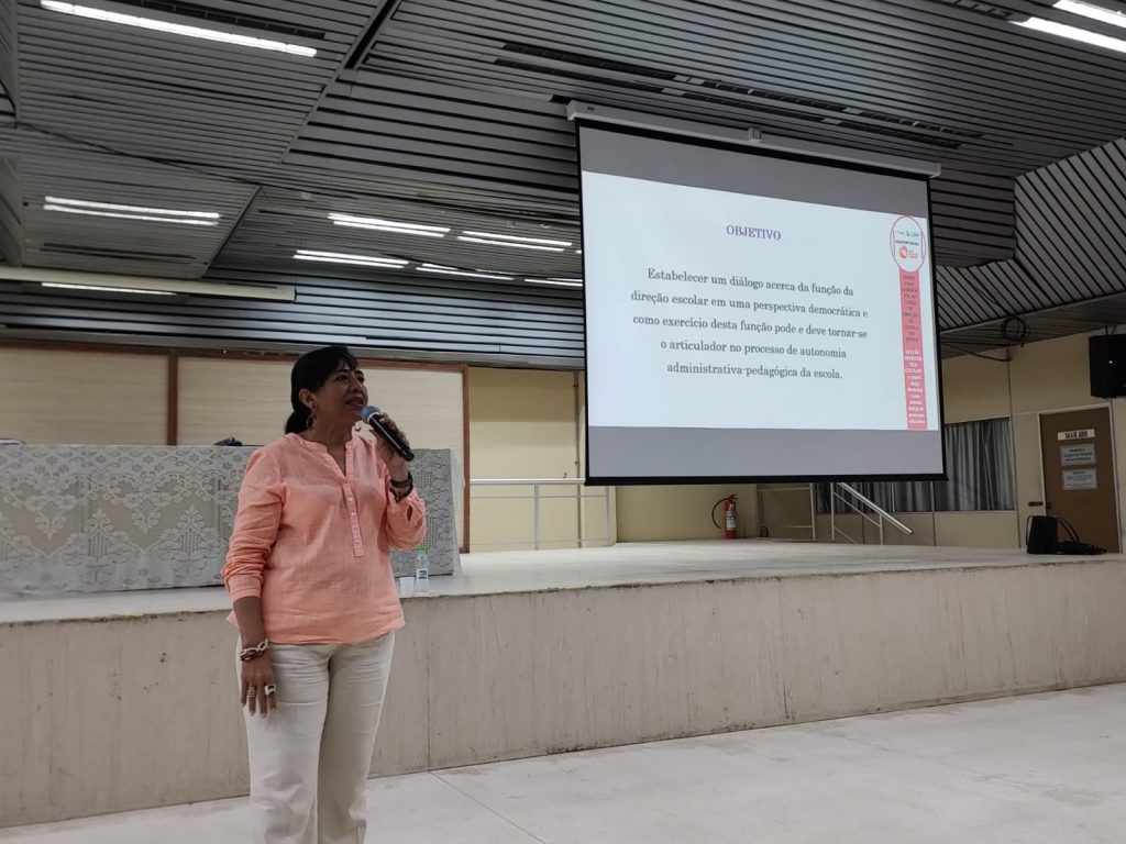 Rosana Mesquita, responsável pela Escola de Apoio à Gestão, vinculada ao Centro de Formação de Educadores Paulo Freire, da Semec: "O curso é uma oportunidade das pessoas compreenderem a função do diretor antes de assumir o cargo".