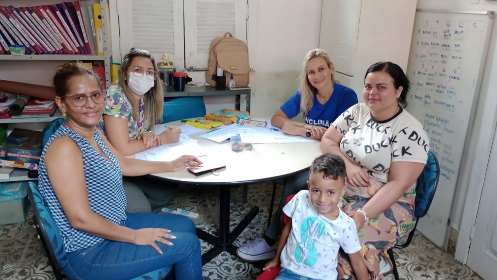 A dona de casa Alana Cristina Gonçalves, feliz por ter garantido a matrícula do filho Nathan Felipe Gonçalves Lourenço, que tem indicativo de Transtorno do Espectro do Autismo e Hiperatividade.