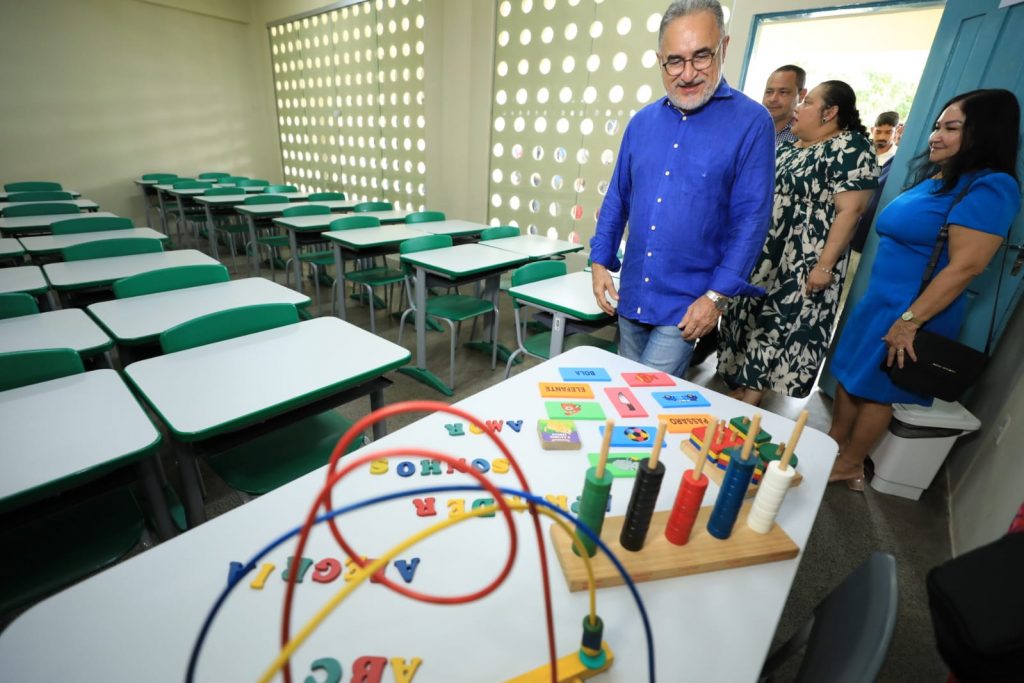 Prefeito Edmilson Rodrigues visitou as novas instalações da escola.