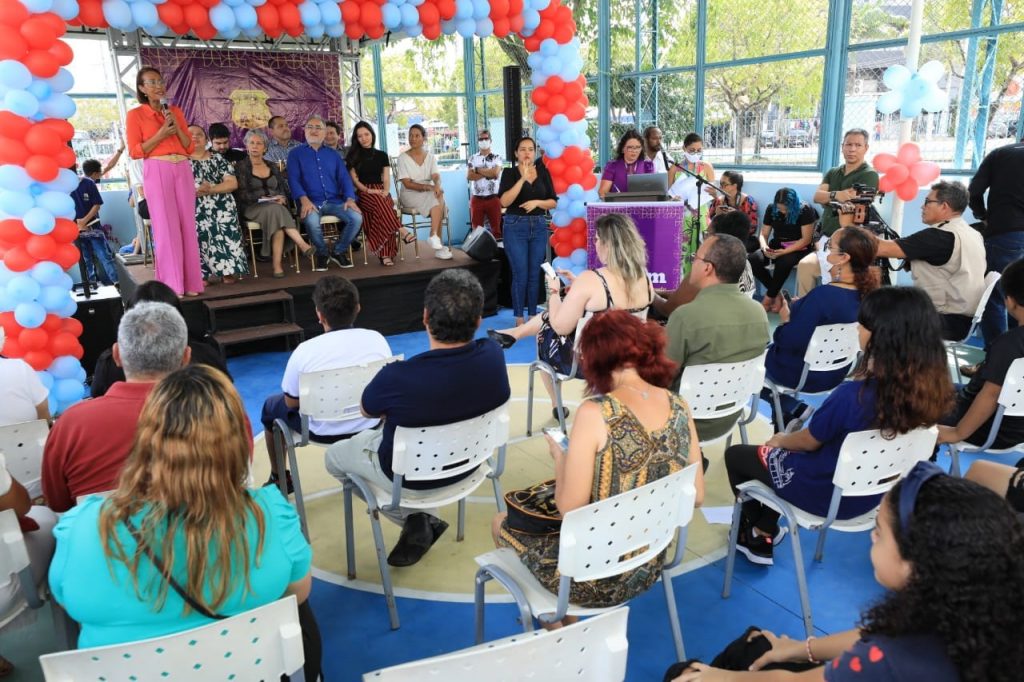 Solenidade de entrega da escola teve a participação do prefeito Edmilson Rodrigues e da secretária municipal de Educação em exercício, Araceli Lemos.