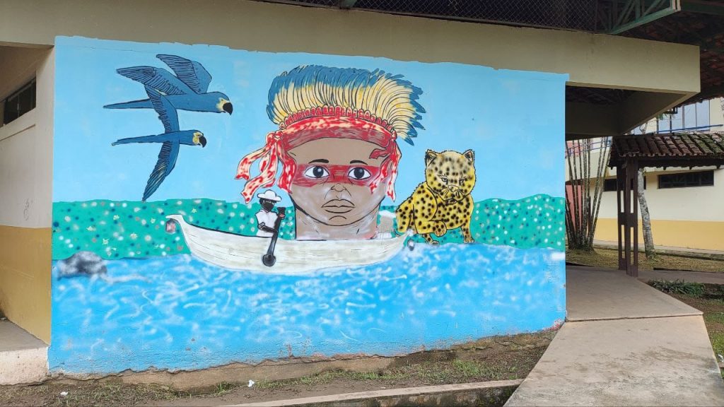 Feitas por estudantes do 7°, 8° e 9° anos nas paredes internas da escola, as pinturas em mural e grafite retratam paisagens regionais amazônicas.