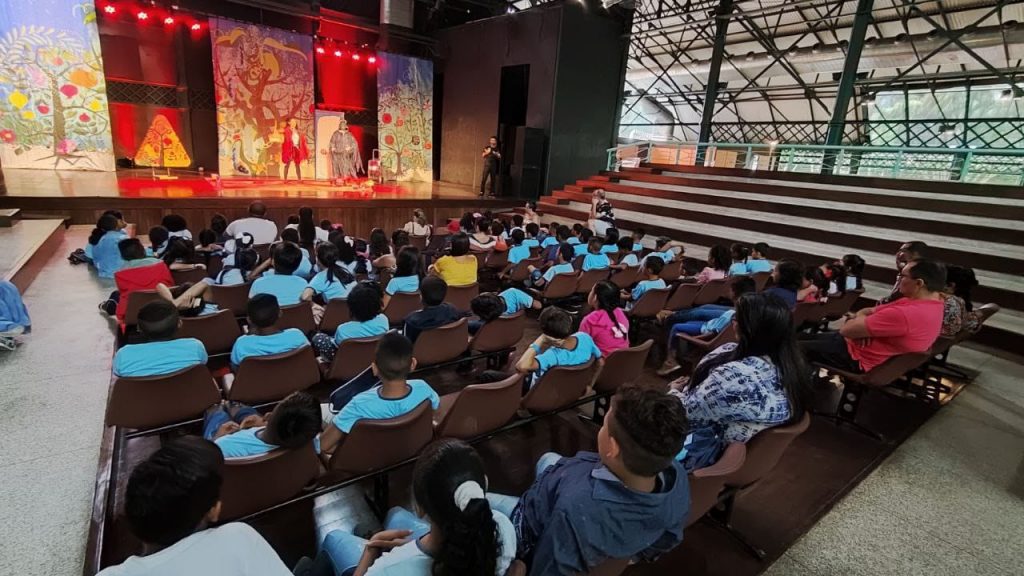 200 estudantes de escolas municipais de Outeiro e Mosqueiro foram levados ao teatro nesta segunda-feira, 13