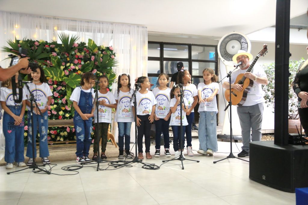 Projeto Cantarolar, criado pelo músico Salomão Habib, que é desenvolvido nas escolas municipais, foi apresentado na posse da nova titular da Semec, Araceli Lemos