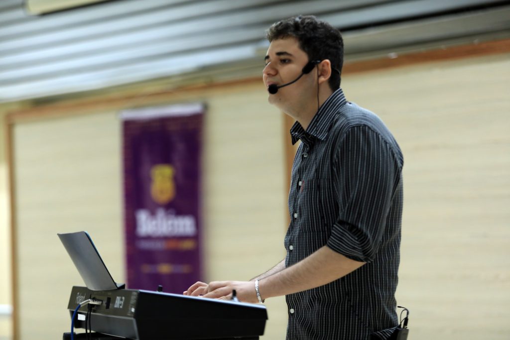 O canto de Alan Kauê,17 anos, emocionou a plateia que participou o simpósio sobre autismo