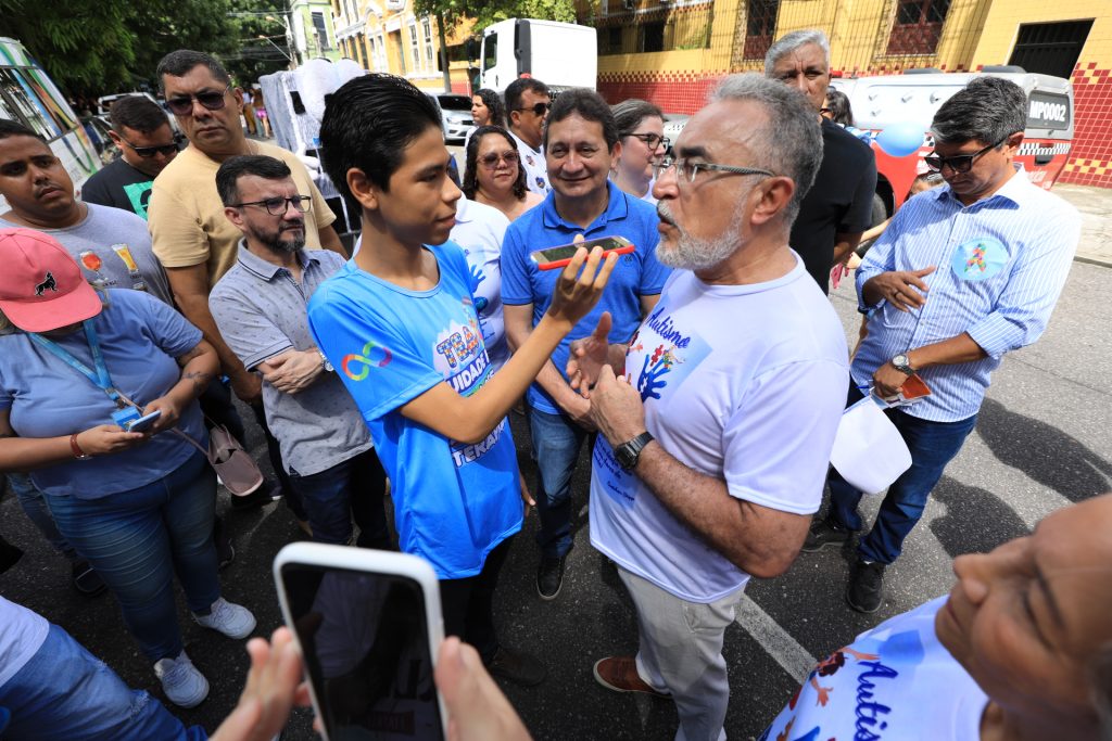 Richard da Costa Pires, 16, que tem espectro autista e sonha em ser jornalista, aproveitou para entrevistar o prefeito Edmilson Rodrigiues: "Nossos estudantes desenvolvem todas as potencialidades"