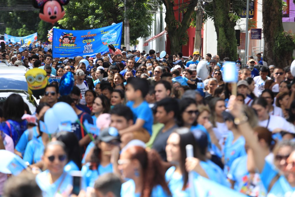 Centenas de pessoas faziam conscientização e festa na Praça Batista Campos, na manhã deste domingo