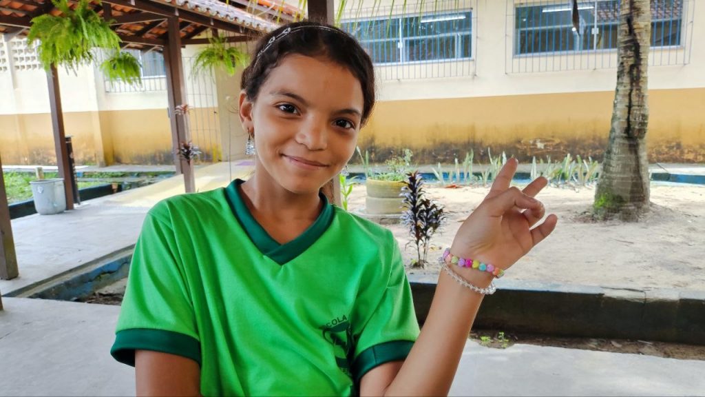 A aluna Aline Modesto Pedreira, 10 anos, faz o 5° ano na escola Walter Leite, onde se submeteu à Provinha Belém, nesta quinta-feira, 20