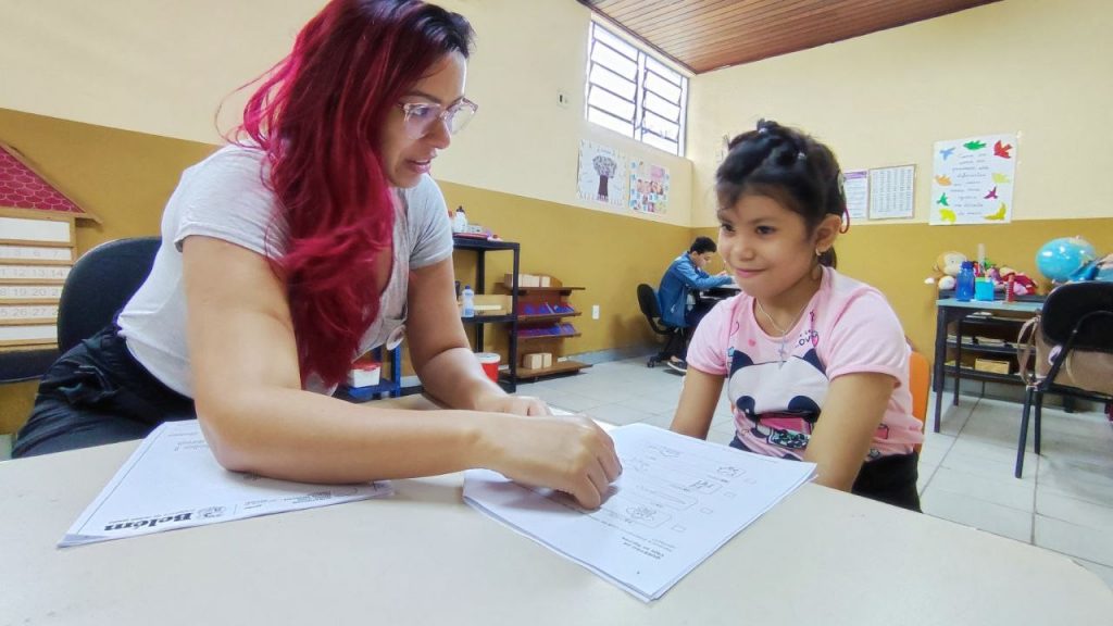 Técnica de regência do Crie passa a prova para uma estudante com deficiência auditiva