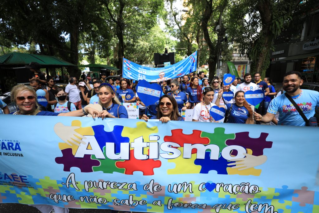 Prefeitura realiza ação e pessoas envolvidas com espectro autista dão aula conscientização, na Praça Batista Campos